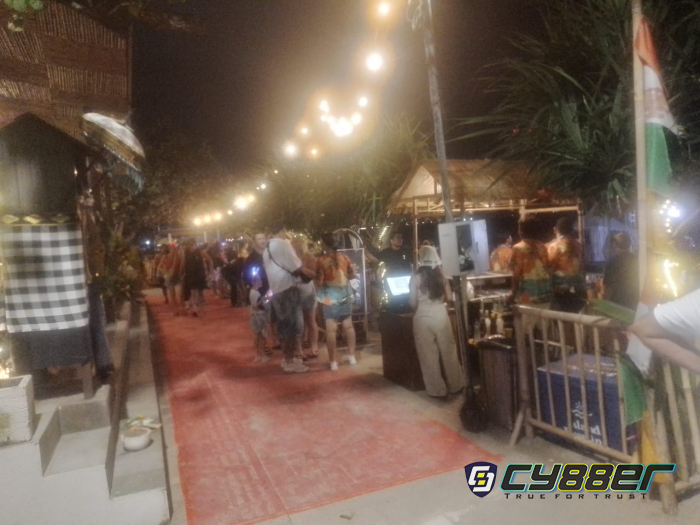 Wisatawan Padati Legian Beach untuk Meriahkan Malam Puncak Tahun Baru 2026