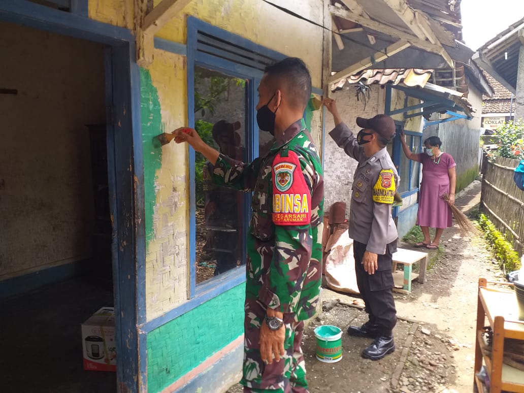 Kompak, Bhabinkamtibmas bersama Babinsa Hegarsari dan Masyarakat Perbaiki Rumah Warga 