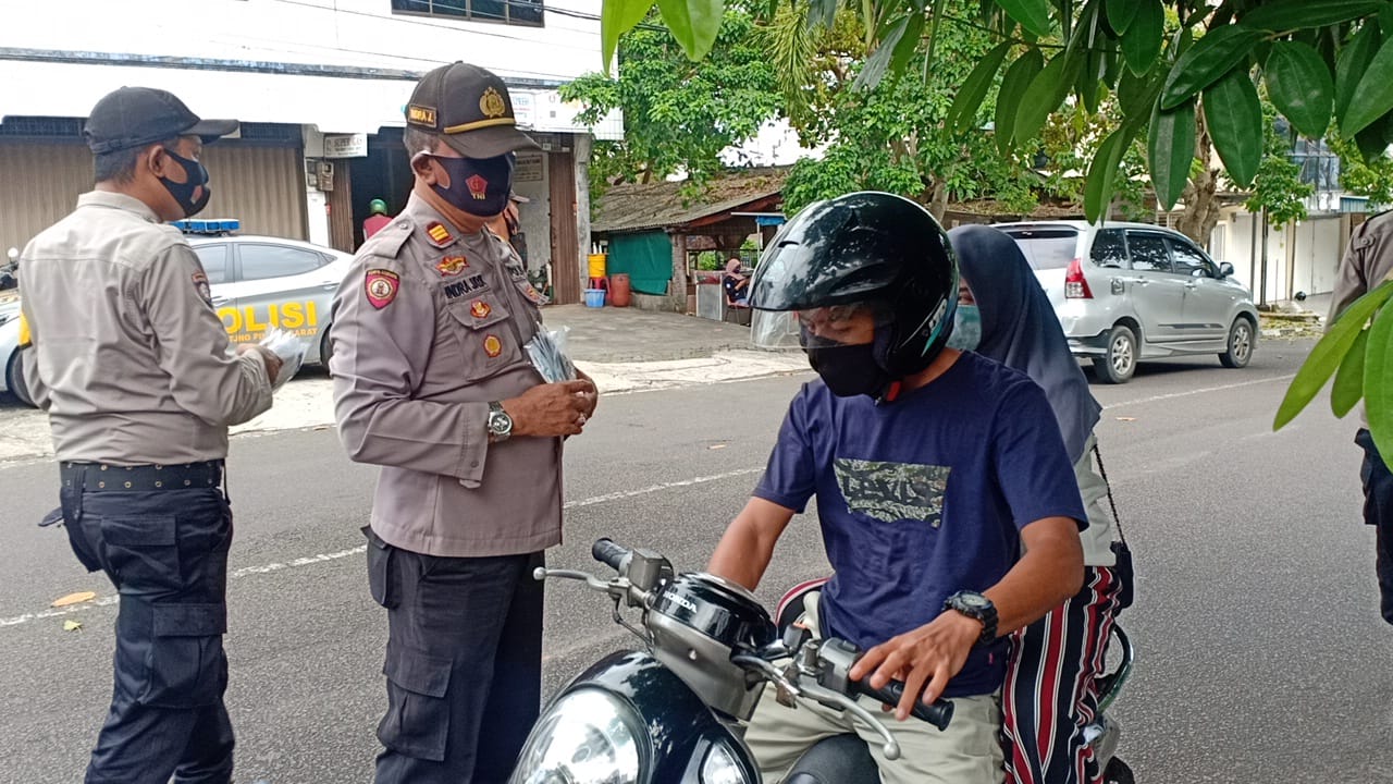 Polsek Tanjungpinang Barat Bagikan Masker ke Masyarakat