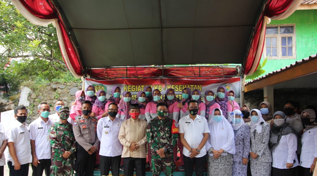 TNI Manunggal KB Kodim 0615 Bersama Ikatan Bidan Indonesia Menggelar Bakti Sosial