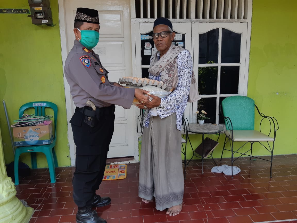Kasat Binmas Polres Indramayu, Berikan 4 Pakes Sembako Pada Marbot Masjid Polres Indramayu