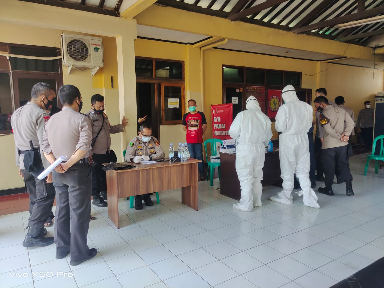 Pastikan Kondisi Prima Saat Bertugas, Personel Polsek Pamengpeuk Jalani Tes Swab