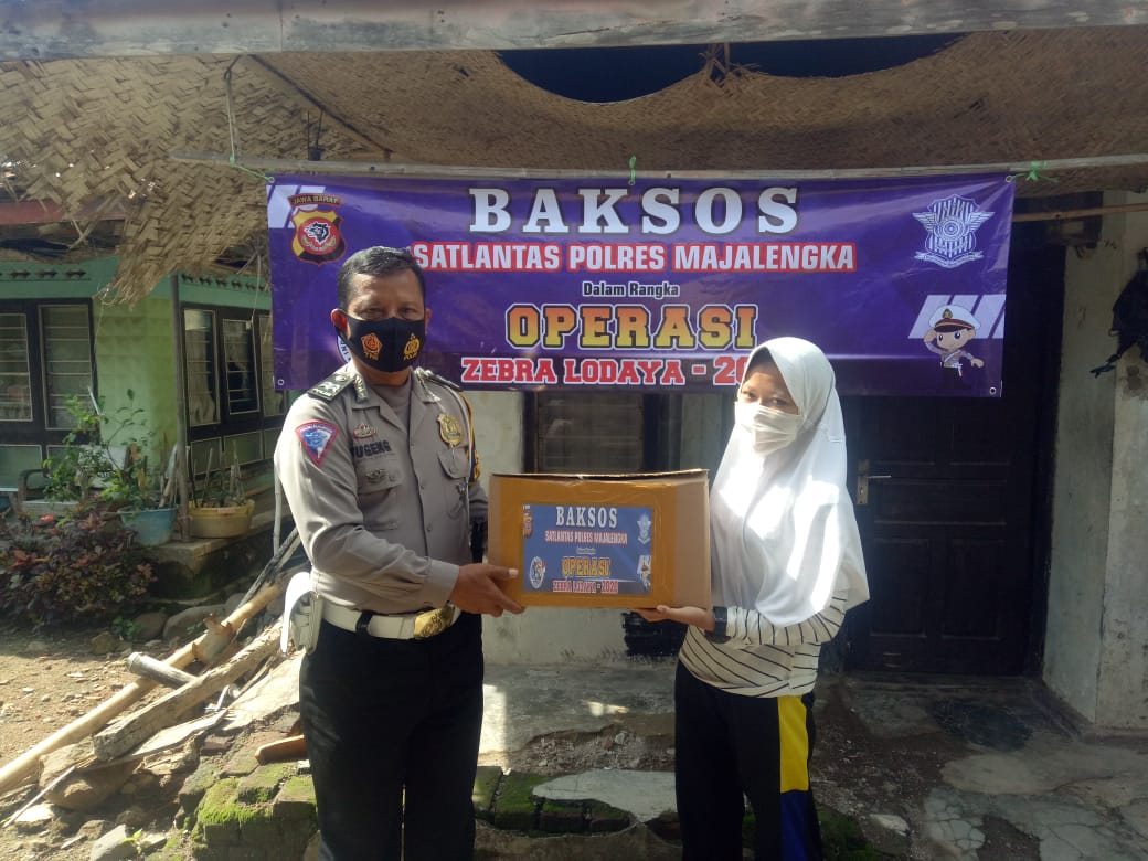 Operasi Zebra, Sat Lantas Polres Majalengka Polda Jabar Sosialisasikan 3M  dan Bagikan Sembako