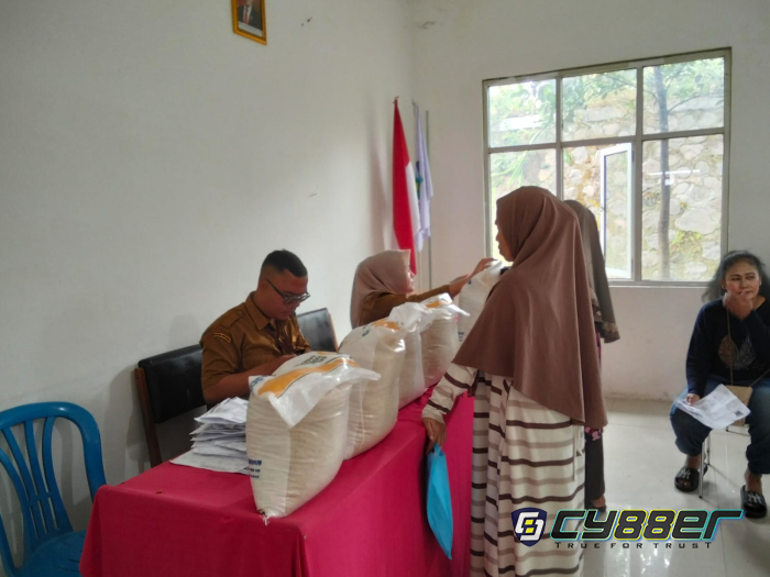 Pemerintah Kelurahan Lebakjaya Menyalurkan Bantuan Beras Pangan Bulog