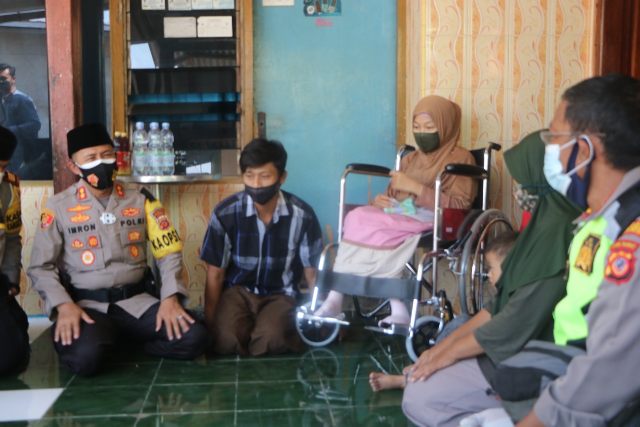 Peduli Kasih, Kapolres Cirebon Kota Berikan Kursi Roda untuk Gadis yang Alami Kelumpuhan