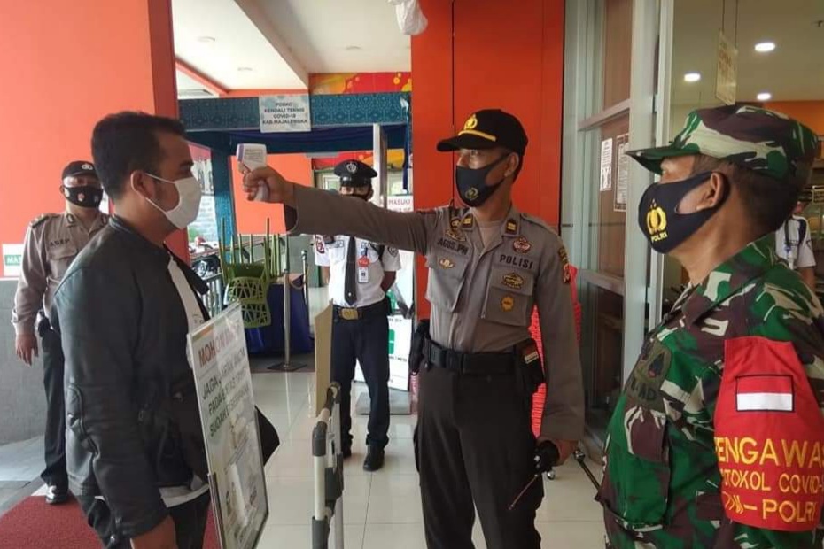 Polri Bersinergi Dengan TNI Sosialisasikan 3M di Tempat Pembelanjaan