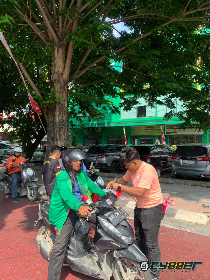 Kelompok Motor Insieme Bagi-Bagi Bendera Merah Putih Jelang HUT RI ke-81