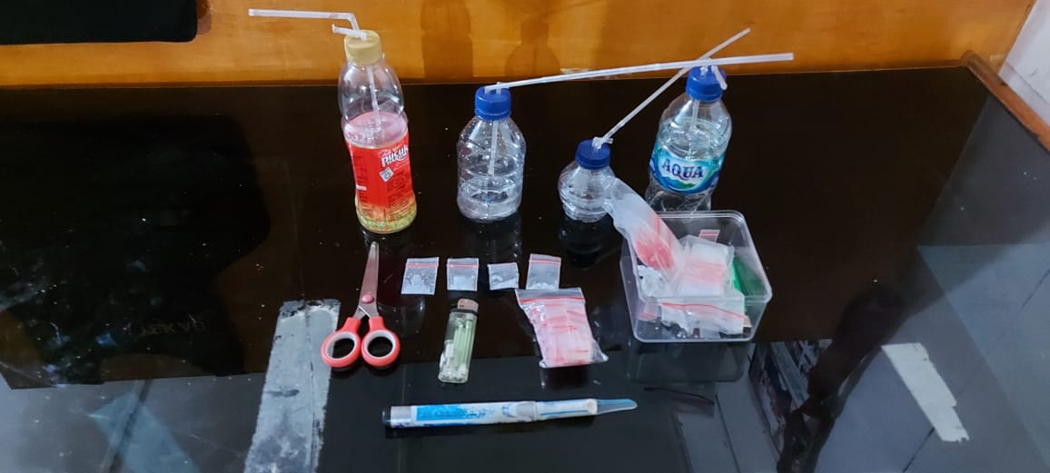 Dua Pemuda Digerebek Polisi Saat Asik Bakar Sabu