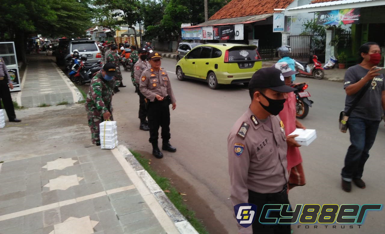 Kembali TNI/POLRI Dirikan Dapur Umum Untuk Bagikan 150 Nasi Kotak Pada Warga