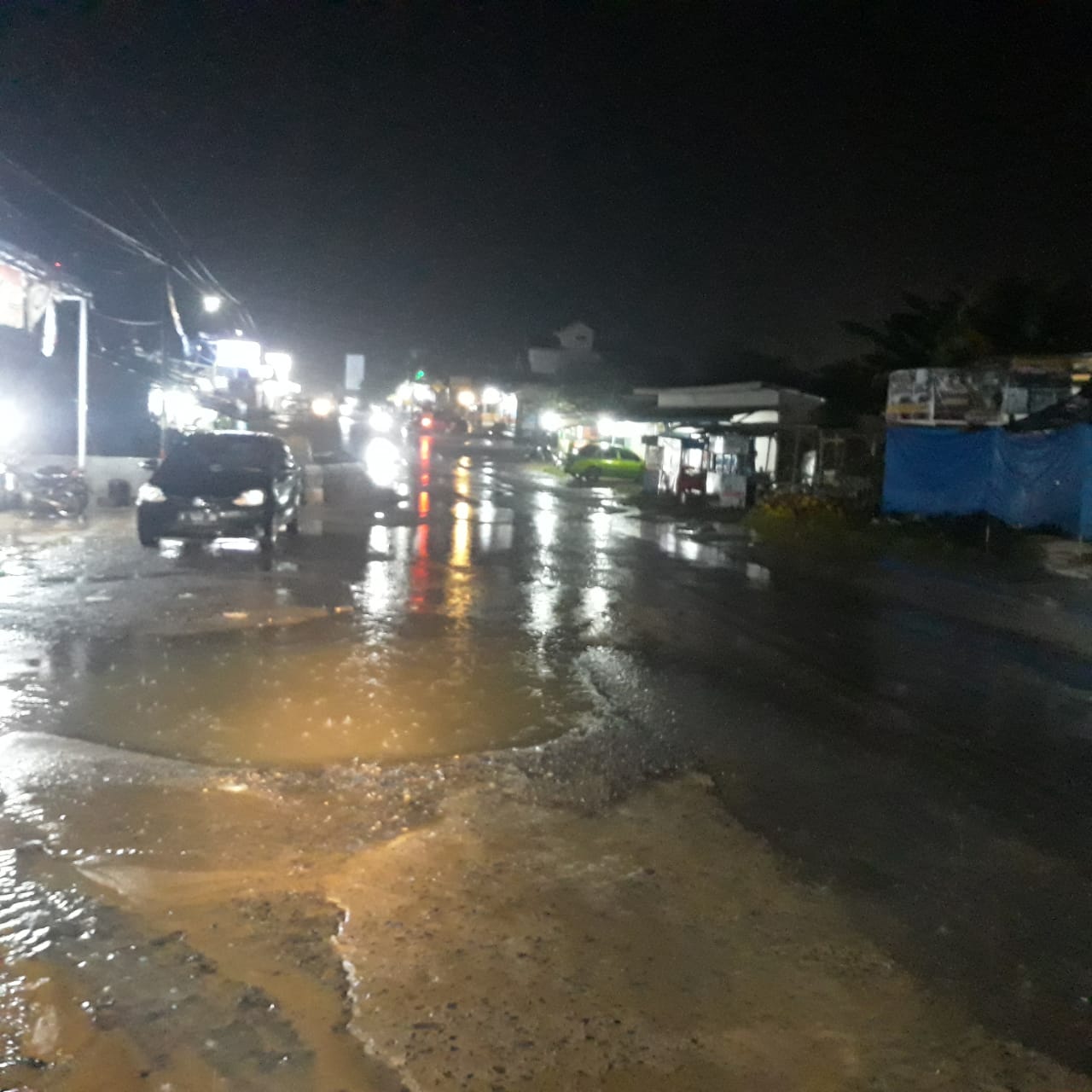 Banyak Lubang Jalan Terbentuk Akibat Genangan Air Hujan