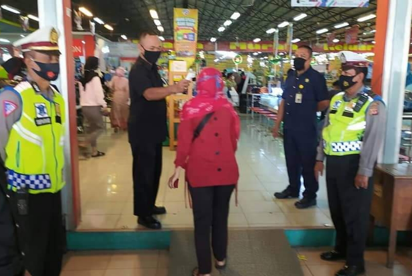 Anggota Polsek Kadipaten Polres Majalengka Polda Jabar Sosialisasikan 3M Pada Pengunjung Toserba Surya