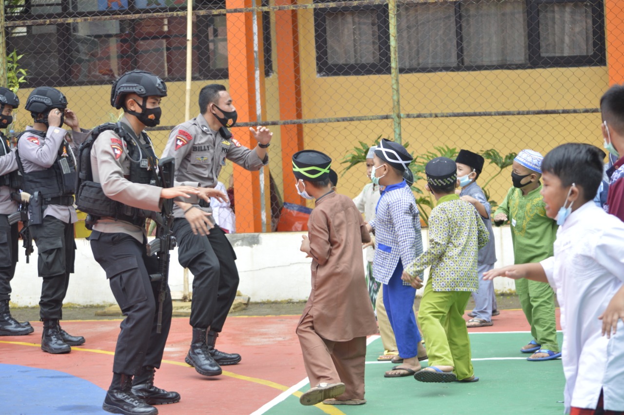 Sat Brimob Polda Jabar Berikan Trauma Healing kepada Anak-Anak yang Terdampak Bencana Longsor Cimanggung