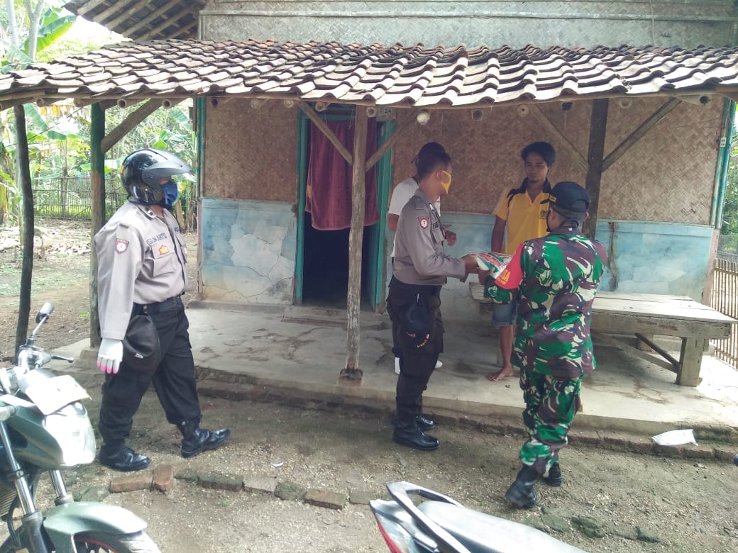 Polsek Bongas Bersama Koramil Bagikan Paket Sembako Pada Warga Kurang Mampu