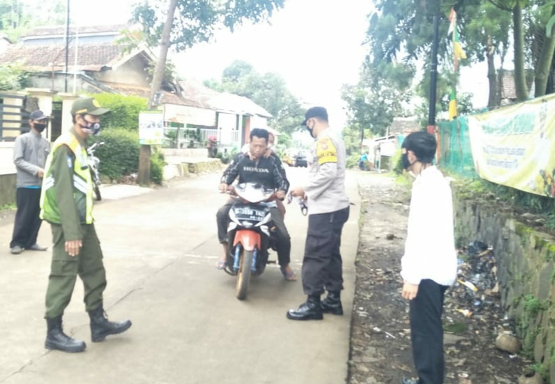 Bhabinkamtibmas Polsek Pameungpeuk Polresta Bandung Bersama Unsur Lainnya, Rutin Himbau Prokes Dimasa PPKM Skala Mikro