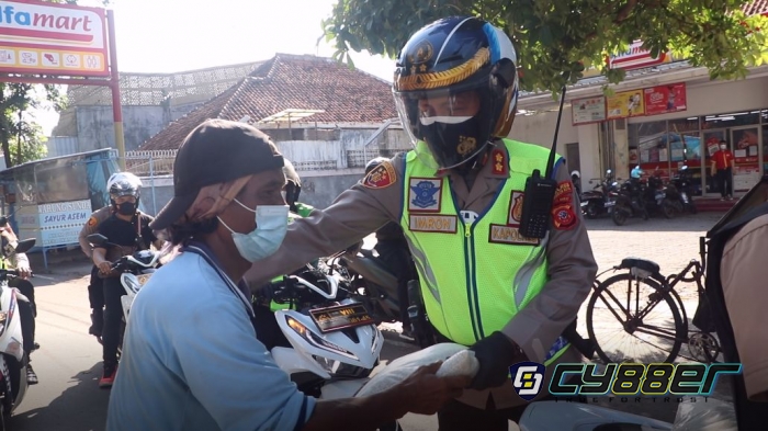 PPKM Darurat, Polri dan TNI Bersinergi Bagikan Beras Kepada Kaum Dhuafa