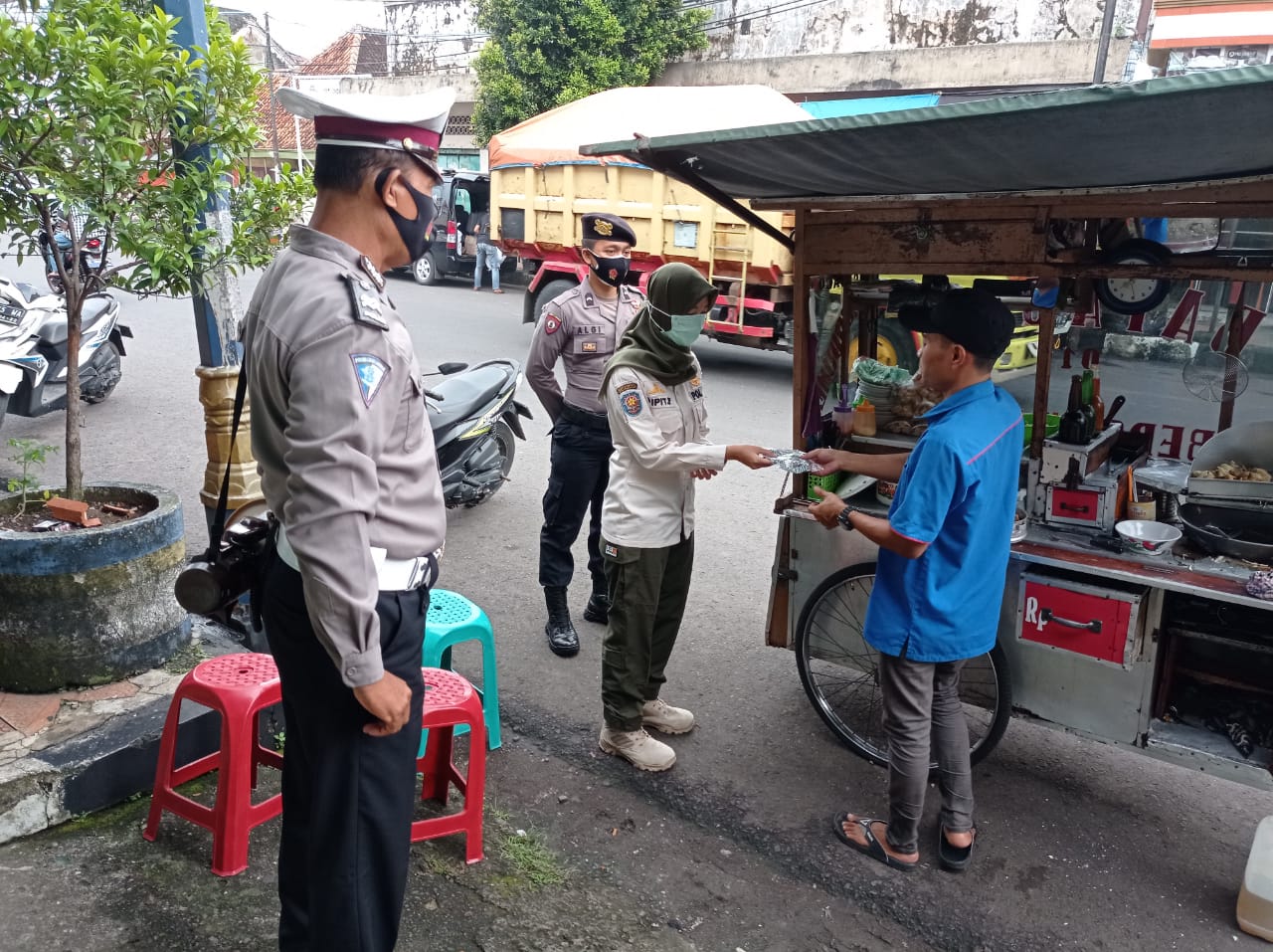 Personel Pos Pam Ops Lilin Lodaya 2020, Laksanakan Woro-woro Imbau Prokes dan Bagikan Masker di Wilkum Polres Banjar Polda Jabar