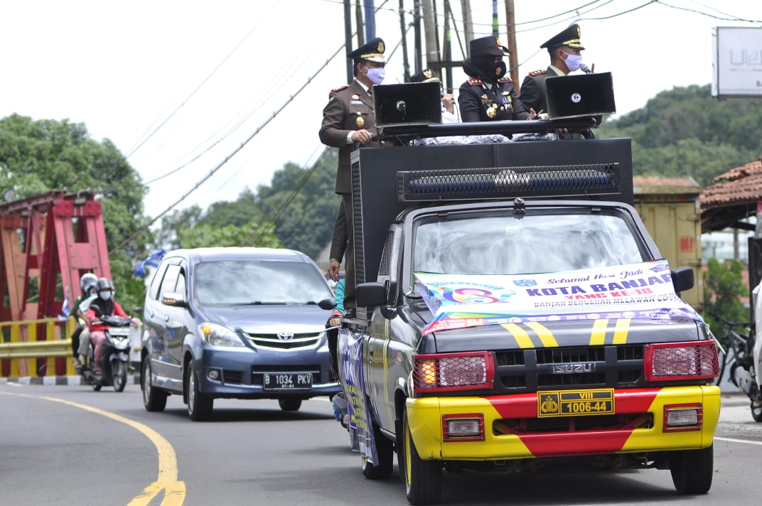 Setelah Pelaksanaan Hari Jadi Ke-18 Kota Banjar, Polres Banjar Bersama Forkopimda Woro-Woro Berikan Imbauan Prokes dan Bagikan Makanan Serta Masker