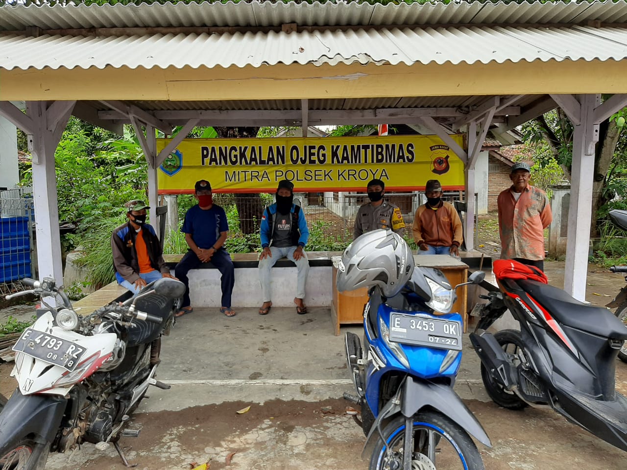 Anggota Polsek Kroya Sampaikan Pesan Kamtibmas Himbauan Pecegahan Covid-19