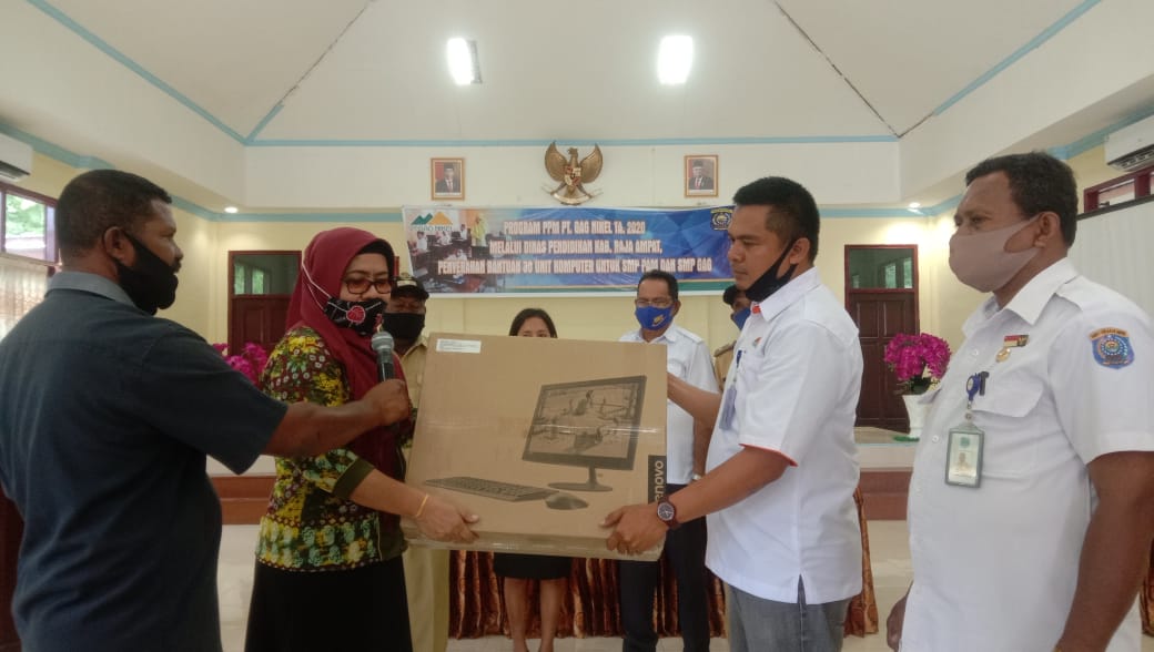 Dua Sekolah di Raja Ampat Dapat Bantuan 30 unit Komputer Dari PT.Gag Nikel