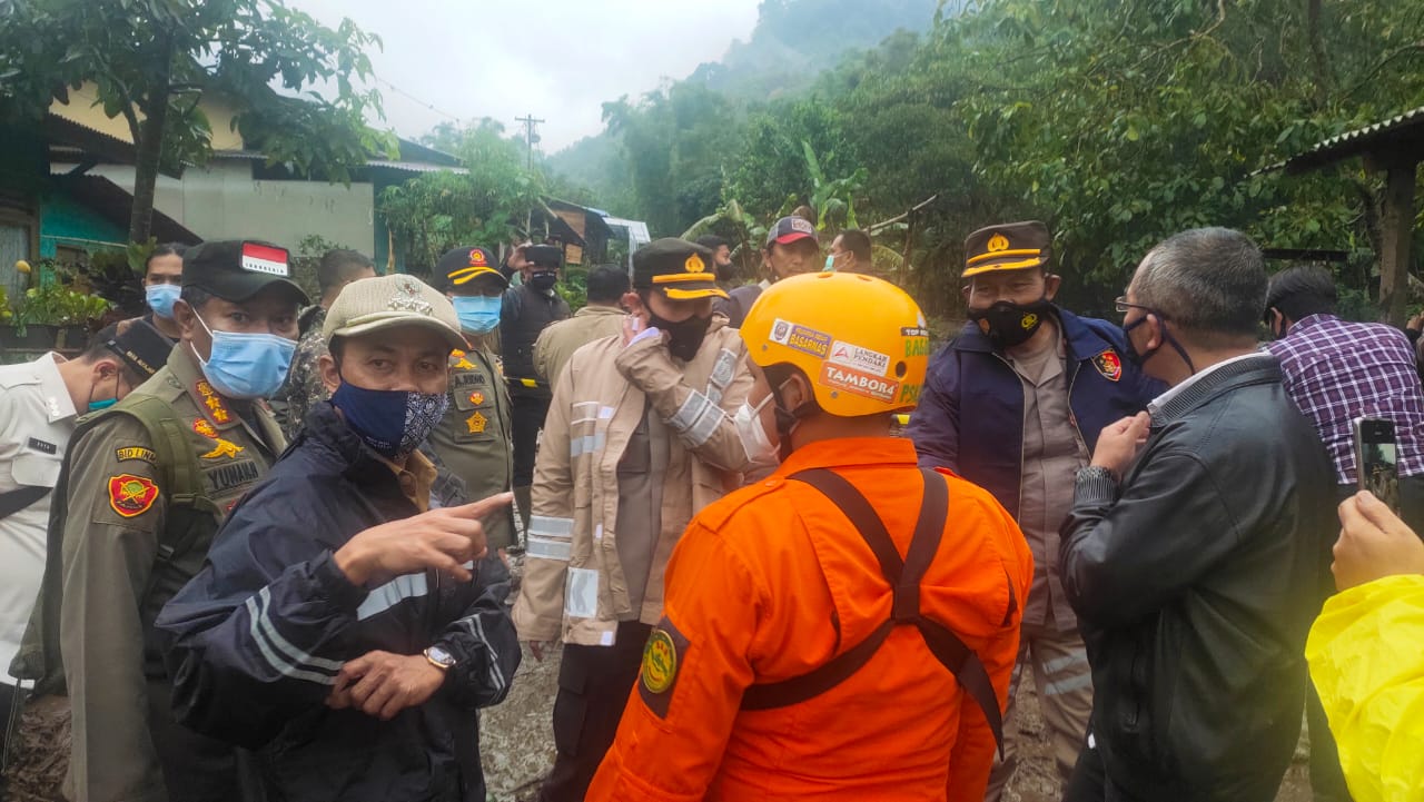 Kapolres Bogor bersama Dandim, BPBD dan Kasat Pol PP Cek Para Pengungsi Bencana Banjir Gunung Mas