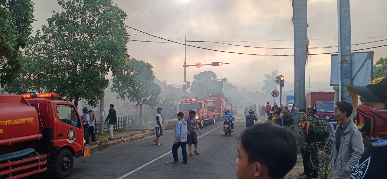 Kebakaran di Taman Kopo Indah 3, Beberapa Gudang Bahan Bangunan Hangus Terbakar 