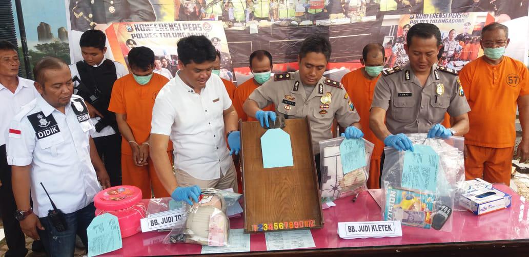 Dua Pria Asal Kab Blitar Ditangkap Saat Menggelar Perjudian Jenis Kletek di Lapangan Ngegong Sananwetan kota Blitar. 