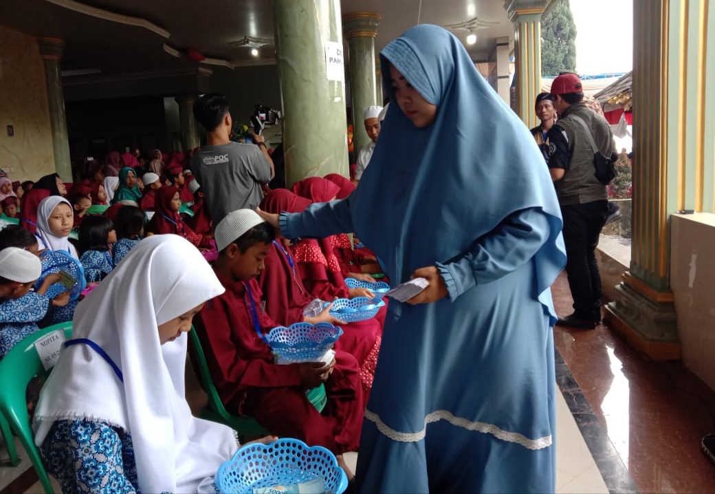 Athifah bersama POC WJC Sanuni Ratusan Anak Yatim di Garut