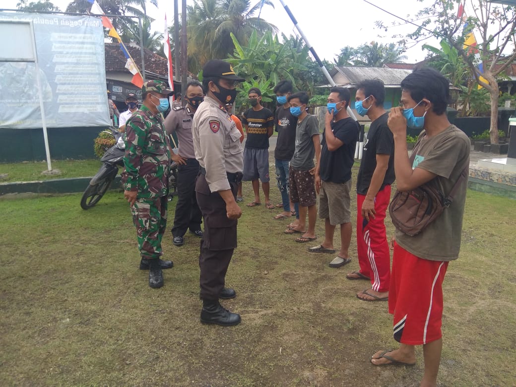 Implementasikan Inpres No. 6 Tahun 2020, Polsek Pamarican Polres Ciamis Polda Jabar Gelar Ops Yustisi Penegakan Disiplin Menggunakan Masker 