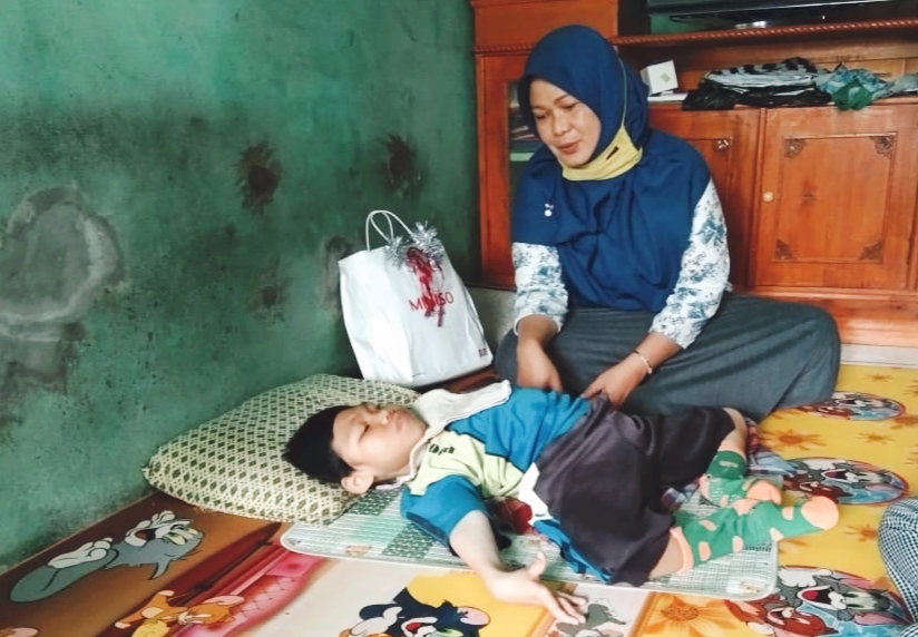  Ketua TP. PKK Desa Tambaksari Ny. Elis Eko Widianto Berikan Bantuan Kursi Roda Kepada Zaenal