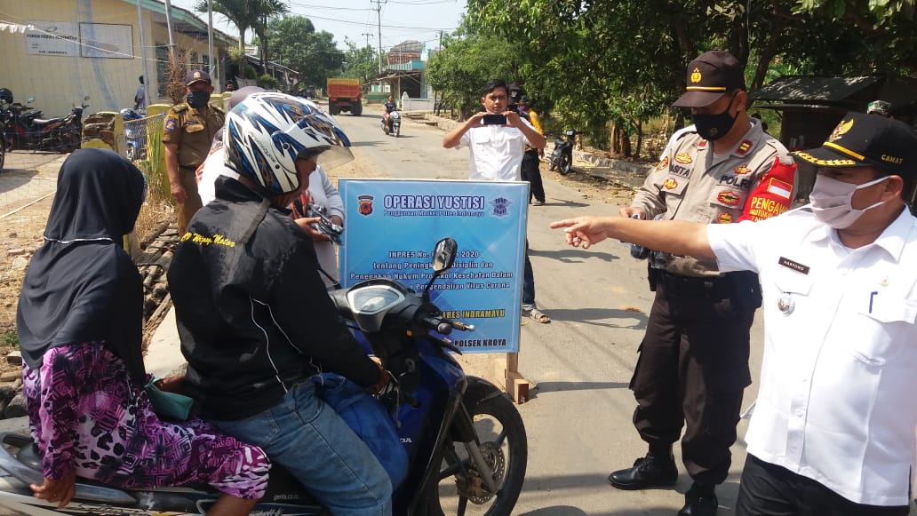 Kapolsek Kroya Iptu H Rasita Menindak Tegas Pengguna Jalan Tidak Pakai Masker