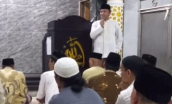 Tak Pernah Lelah, Selesai Sholat Tarawih Berjamaah, Jumadi Ingatkan Disiplin Protokol Kesehatan