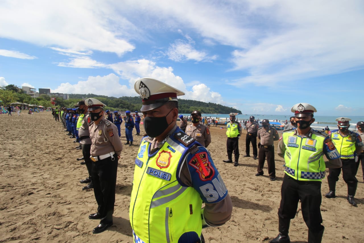 Kapolres Ciamis Bersama Bupati Pangandaran Pimpin Oprasi Yustisi di Pantai Pangandaran
