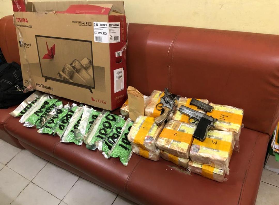 Dua Pengedar Narkoba Bersenjata Api Diringkus Polsek Siak Hulu, Turut Diamankan 13 Kilogram Sabu dan 10 Butir Ekstasi