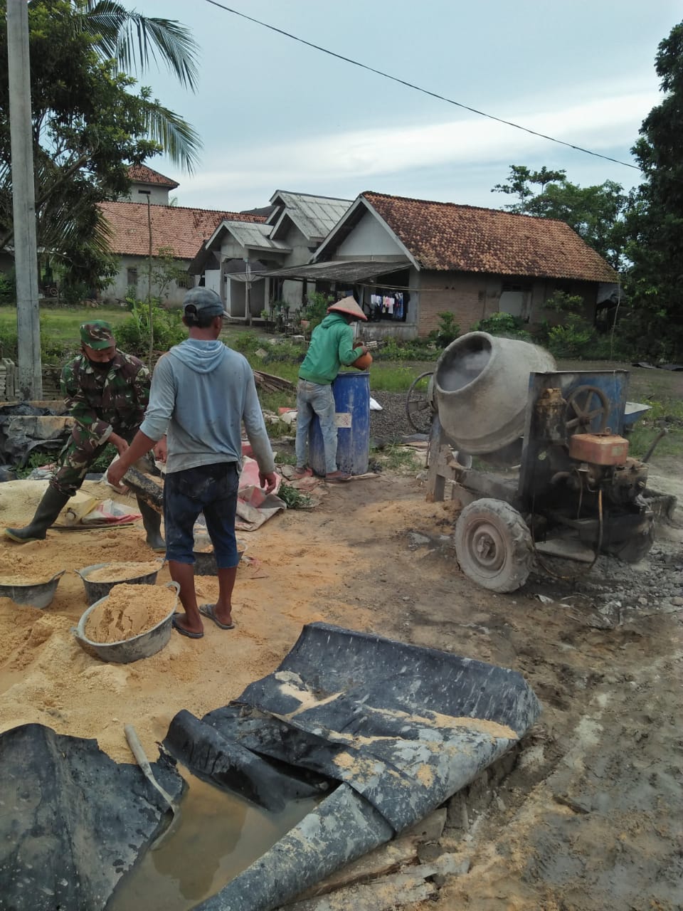 Serka Slamet Triyadi, Babinsa Koramil 426-03/Rawajitu Bantu Warga Gotong Royong Bangun Rumah