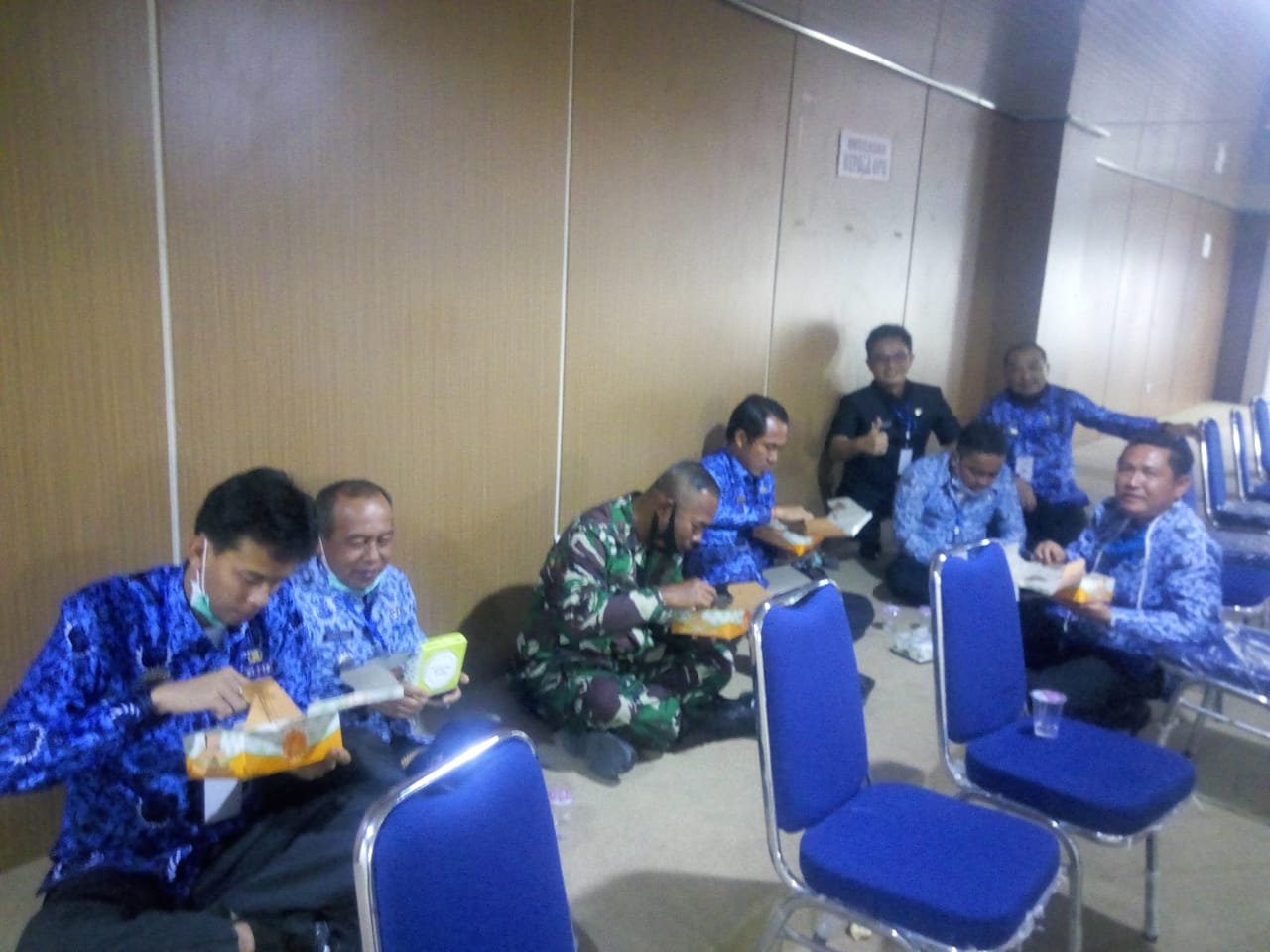 Usai Amankan Pilwabub Dengan Damai Mayor Kav A.R Chaerul duduk di Lantai Bersama Instasi 