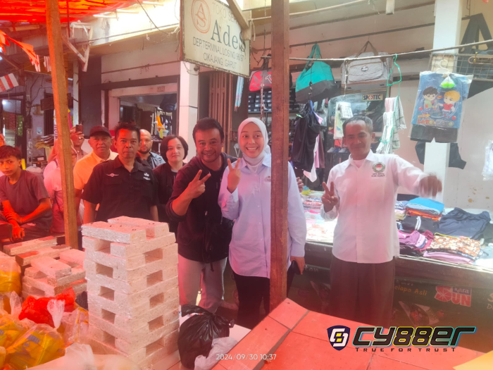 Putri Karlina Calon Wakil Bupati Garut Nomor Urut 02 Kunjungi Pasar Tradisional Cikajang