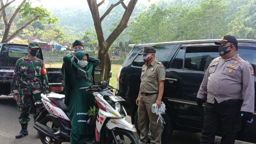 Kendalikan Covid 19 di Wilkum Polres Garut Polda Jabar, Polsek Caringin Bersama Forkopimcam Sosialisasikan 3M