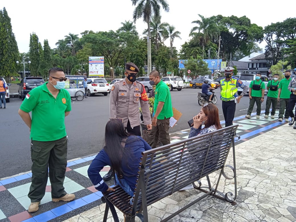 Polres Ciamis Bagikan 2.700 Masker di Kabupaten Ciamis dan Pangandaran