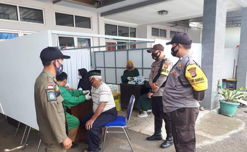 Polres Majalengka bersama Sat Pol PP Monitoring Penyuntikan Vaksin Covid-19 Terhadap Calon Jemaah Haji