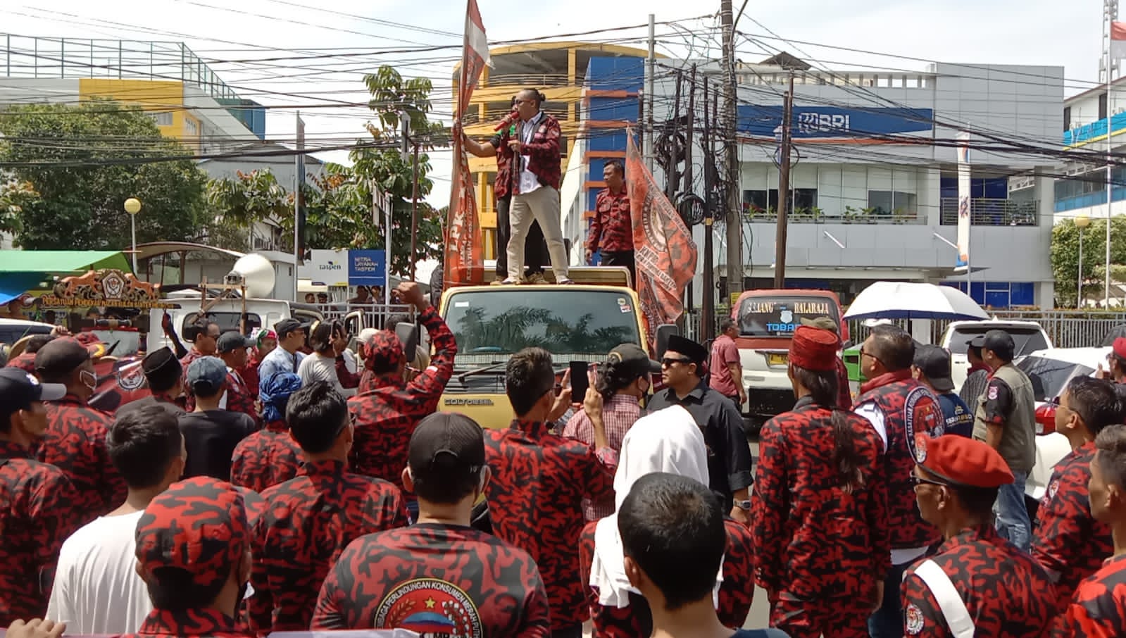 Uang Nasabah Raib, Ormas KKPMP Beserta LPK MP Geruduk Bank BRI Cabang Serang