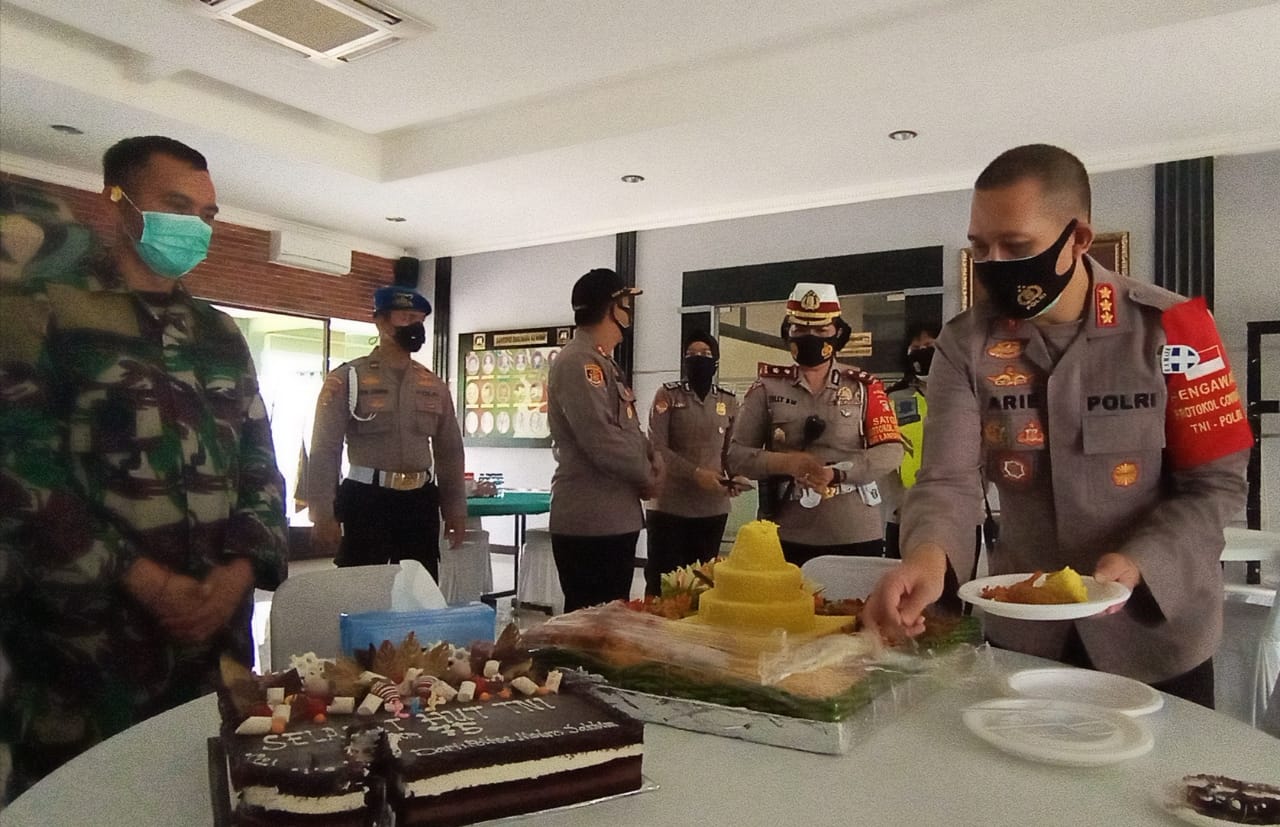 Dirgahayu TNI Ke-75, Polresto Jakarta Timur Serahkan Tumpeng Ke Batalyon 201 Pasar Rebo