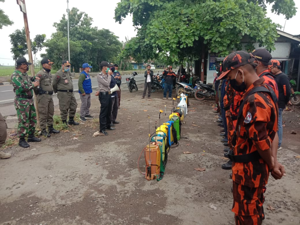 Polsek Kandanghaur Kembali Semprot Cairan Disinsfektan di Area Publik