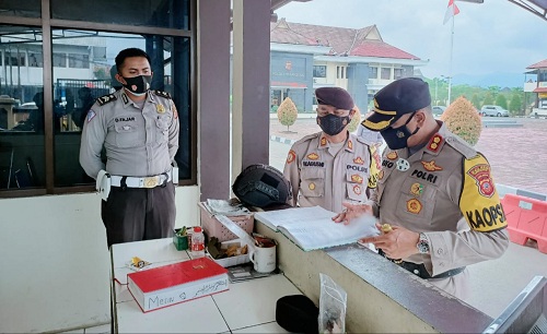 Misa Agung, Polsek dan Polres Sumedang Perketat Penjagaan Mako dari Ancaman Terorisme