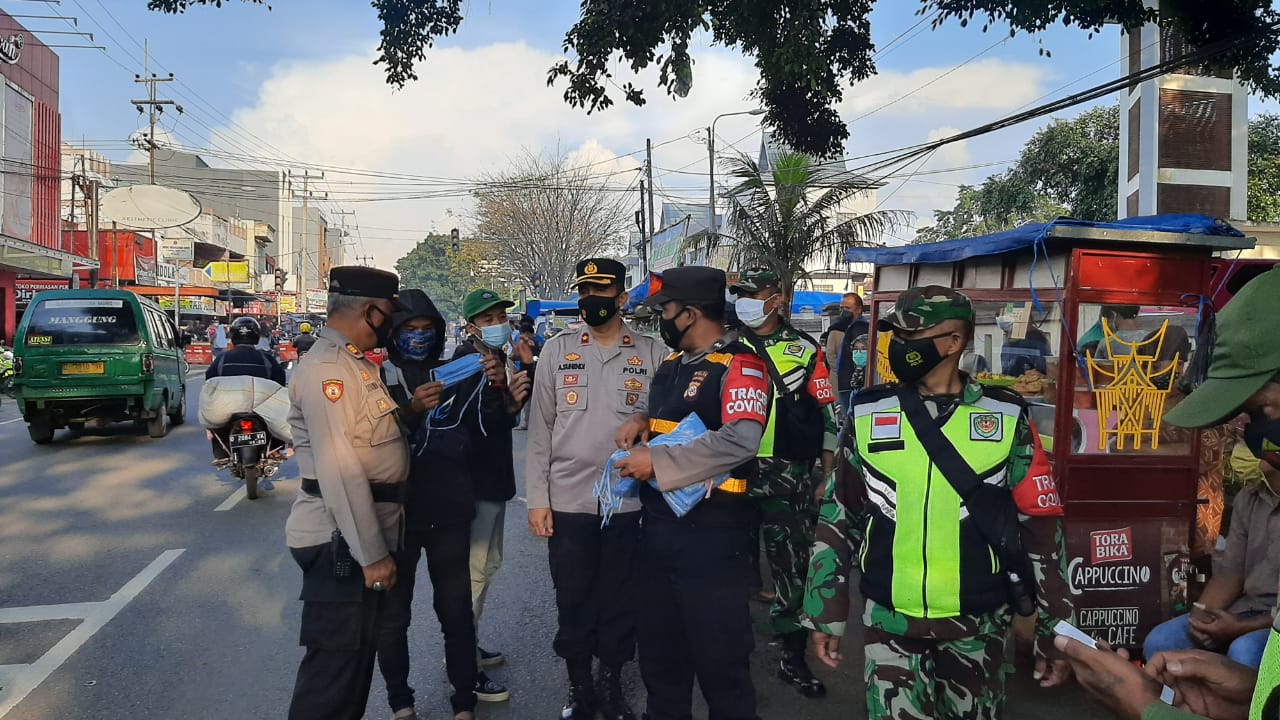 Polresta Bandung Polda Jabar Bersama Tiga Pilar Amankan Jalur dan Beri Himbauan Jelang Buka Puasa