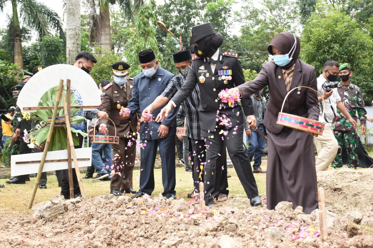 Kapolres Banjar Menghadiri Upacara Pemakaman Pratu (Anumerta) Ginanjar Ariandi di Taman Makam Pahlawan Kota Banjar 