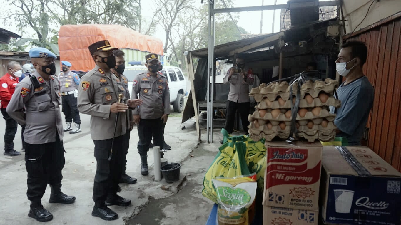 Kapolres Cilegon Beri Bansos Kepada Warga Yang Jalani Isoman