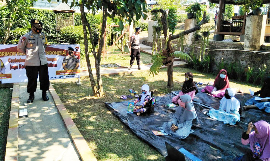 Dukung KBM, Sat Brimob Polda Jabar Sediakan Wifi Gratis Untuk Siswa Belajar