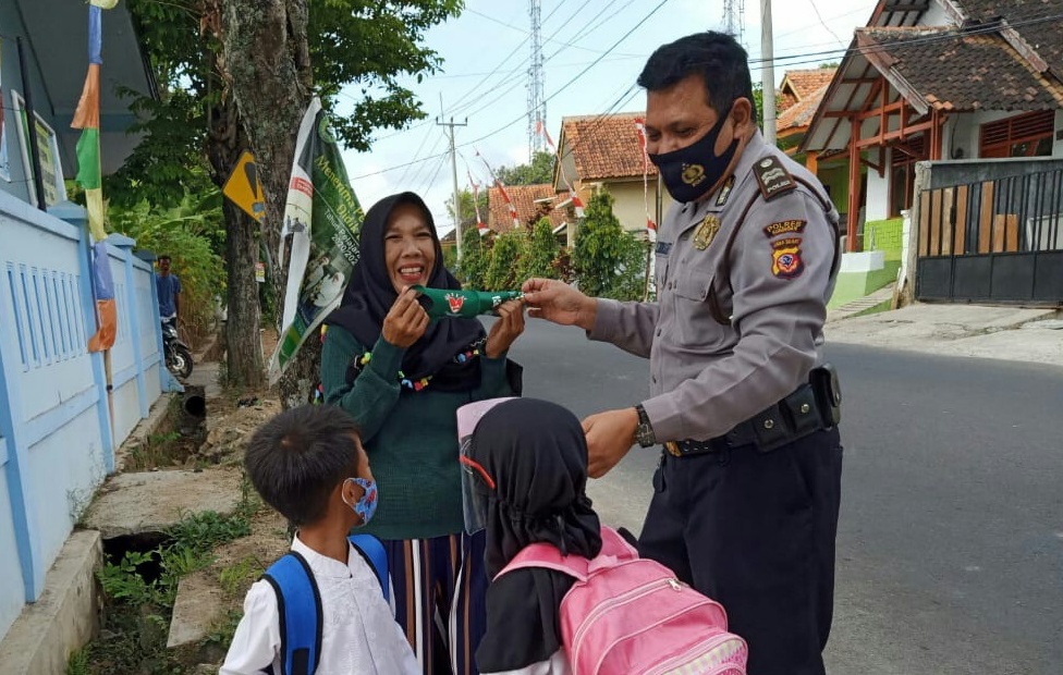 Polres Kuningan Gencar Sosialisasikan 3M di Pasar Baru Kuningan