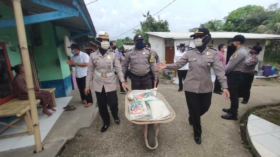 Peringati Hari Kartini Polres Purwakarta Salurkan Bantuan Sembako kepada Masyarakat 