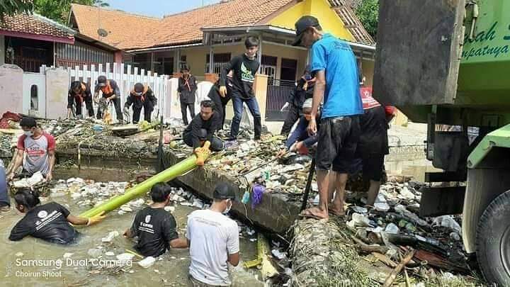 Cerminan Generasi Maju, Gabungan Komunitas Pemuda Bersihkan Sampah di Sungai